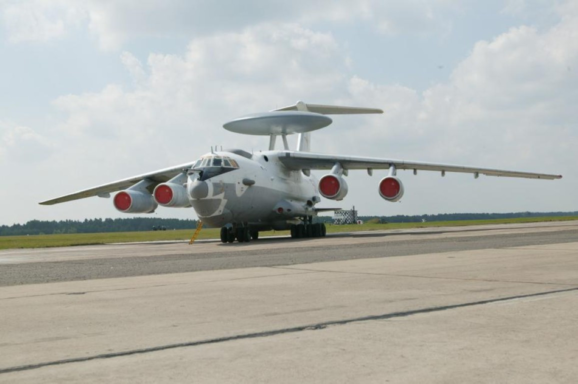 Hệ thống máy tính trên máy bay cảnh báo sớm A-50 cho phép nó theo dõi từ 10 tới 12 mục tiêu bay cùng lúc.