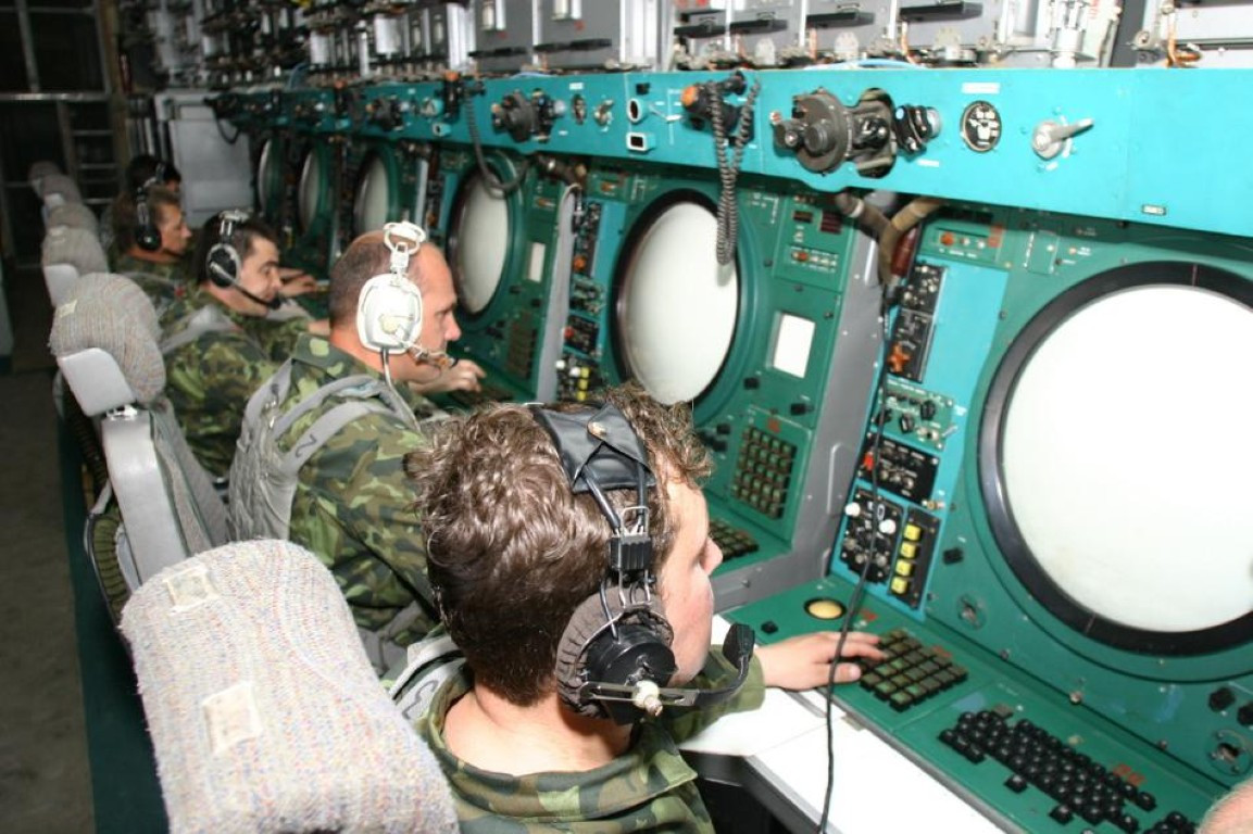 Theo lý thuyết, máy bay cảnh báo sớm A-50 sẽ có tổ bay 15 người, trong đó bao gồm phi hành đoàn 4 người, cùng với đó là 11 nhân viên trinh sát.