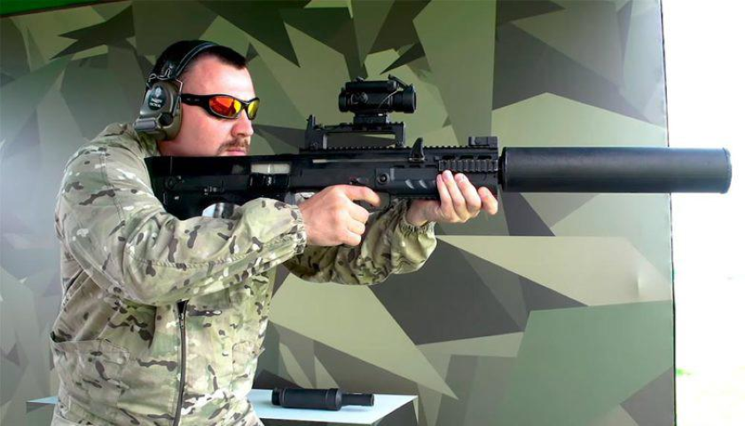 So với các mẫu súng tương tự của Mỹ, súng ShAK-12 có thiết kế đơn giản và dễ bảo trì hơn, trong khi vẫn đảm bảo được sự hoạt động tốt, ngay cả trong môi trường khắc nghiệt nhất.