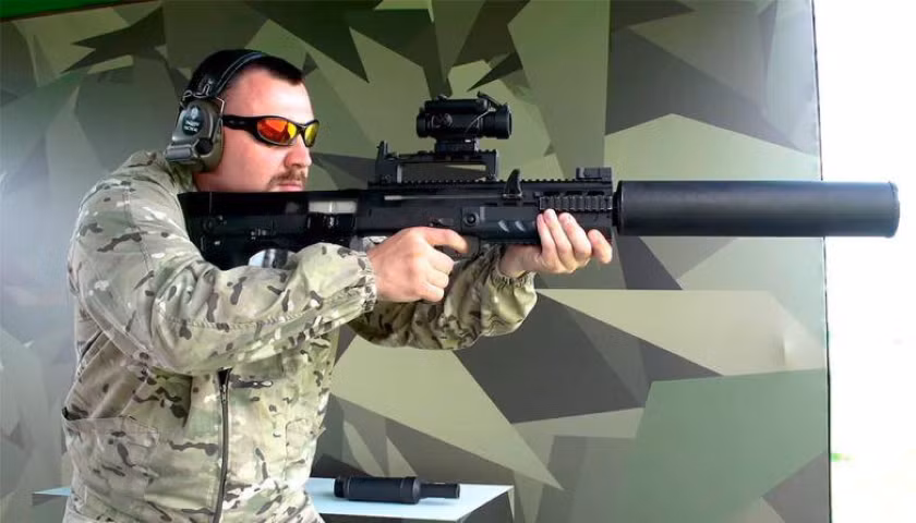 So với các mẫu súng tương tự của Mỹ, súng ShAK-12 có thiết kế đơn giản và dễ bảo trì hơn, trong khi vẫn đảm bảo được sự hoạt động tốt, ngay cả trong môi trường khắc nghiệt nhất.