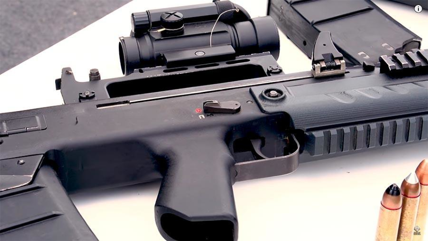 So với các mẫu súng tương tự của Mỹ, súng ShAK-12 có thiết kế đơn giản và dễ bảo trì hơn, trong khi vẫn đảm bảo được sự hoạt động tốt, ngay cả trong môi trường khắc nghiệt nhất.