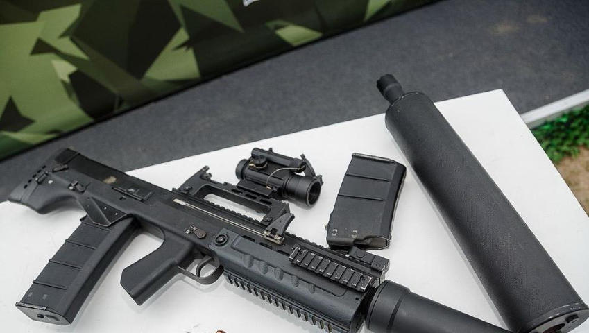 "Yêu cầu chính đặt ra trong quá trình thiết kế ShAK-12 là một mẫu súng trường có khả năng bắn xuyên tường và tiêu diệt phần tử khủng bố, bất kể vị trí cơ thể bị trúng đạn", cựu đặc nhiệm FSB Ivan Alekseev cho biết.