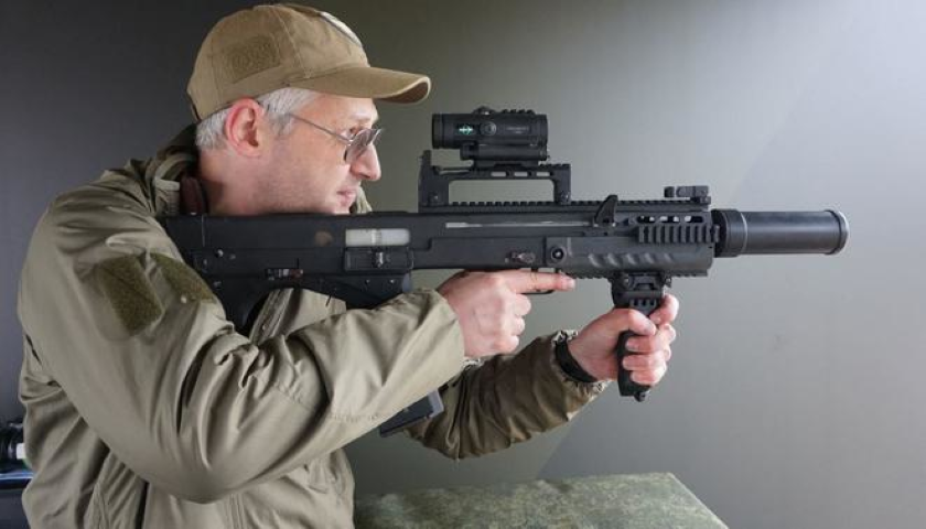 Thước ngắm cơ khí của súng là loại trượt tương tự như dòng AK, khi không cần thiết có thể gấp lại. Hộp tiếp đạn của súng ShAK-12 có thể chứa 10 hoặc 20 viên tùy theo từng nhiệm vụ.