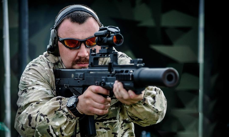 Súng ShAK-12 sử dụng đạn cỡ rất lớn 12,7x55 mm với thiết kế bullpup để giảm chiều dài và khắc phục nhược điểm của AK-74 trong cận chiến.