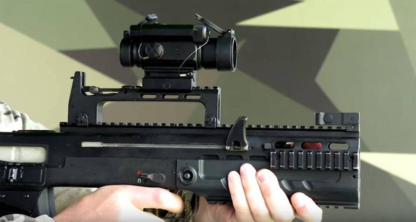 "Đạn của AK-74 có sơ tốc lớn và khả năng xuyên phá tốt, song lại nhẹ và không đủ sức xuyên qua các chướng ngại vật và áo giáp. ShAK-12 uy lực hơn khi sử dụng đạn nặng và lớn để xuyên qua các chướng ngại vật", Ivan Alekseev nhấn mạnh.