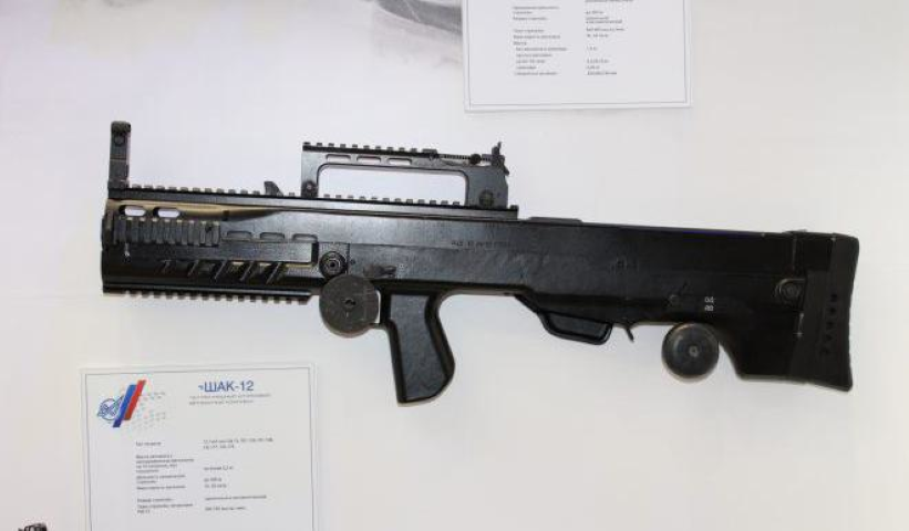 "AK-74 có thể hoạt động hiệu quả trong thời tiết khắc nghiệt và tiêu diệt mục tiêu cách xa 300 m trong không gian mở, trong khi ShAK-12 không phù hợp để tấn công các mục tiêu cách xa từ 150 m trở lên trong không gian kín", Ivan Alekseev giải thích.