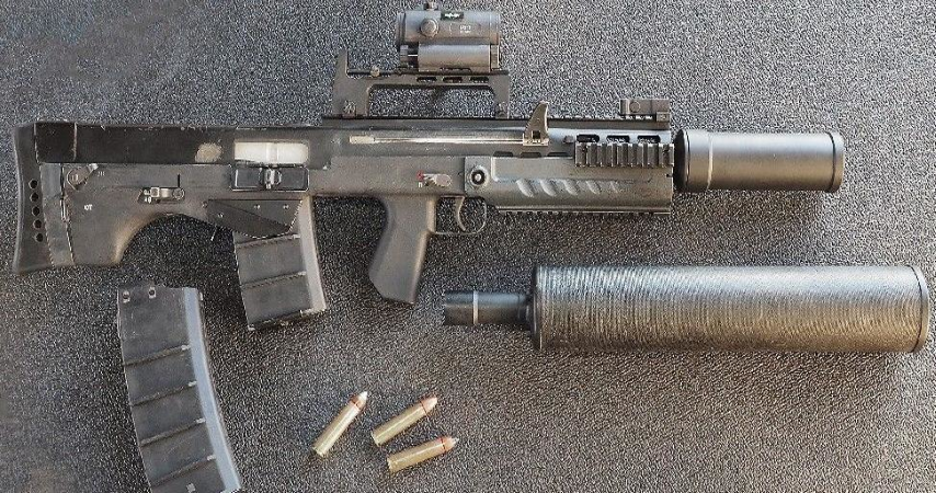 ShAK-12 sử dụng hai loại giảm thanh, một có kích thước lớn và một nhỏ hơn. Giảm thanh cỡ lớn giúp cân bằng trọng tâm của ShAK-12 và cho phép xạ thủ nhắm mục tiêu ở xa, trong khi loại nhỏ dùng cho tác chiến tầm gần, trong môi trường đôi thị chật hẹp.