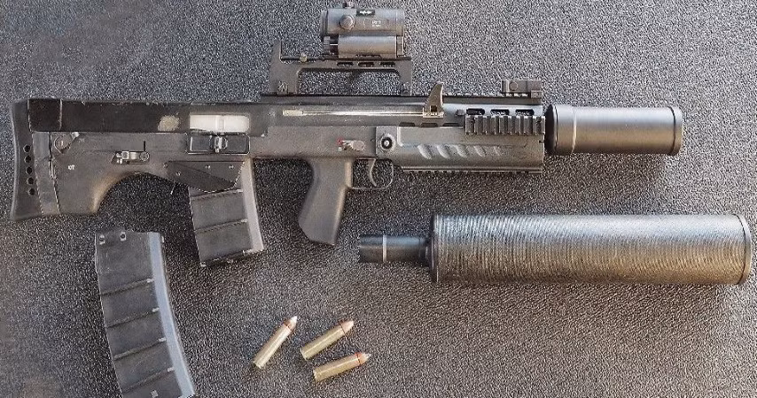 ShAK-12 sử dụng hai loại giảm thanh, một có kích thước lớn và một nhỏ hơn. Giảm thanh cỡ lớn giúp cân bằng trọng tâm của ShAK-12 và cho phép xạ thủ nhắm mục tiêu ở xa, trong khi loại nhỏ dùng cho tác chiến tầm gần, trong môi trường đôi thị chật hẹp.