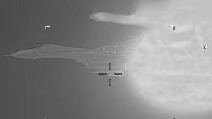 Cận cảnh một pha tăng tốc vượt tốc độ âm thanh của tiêm kích Nga khiến máy bay do thám Mỹ rơi vào nhiễu động không khí.