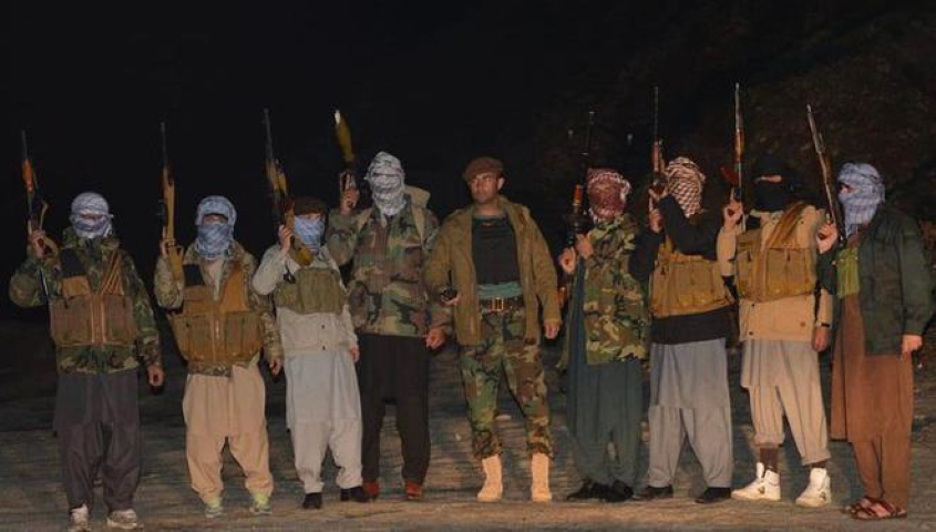 Được biết, các binh sĩ của FANR đã phục kích đoàn xe của Taliban trên đường từ tỉnh Takhar và Baghlan tới Kabul. Hình ảnh các binh sĩ FANR tham gia vụ phục kích đoàn xe Taliban.