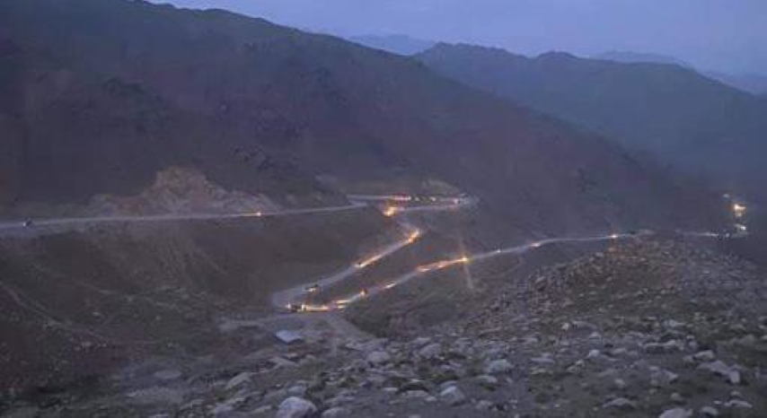 Trong đợt tấn công mới nhất, đã có ít nhất 12 tay súng Taliban thiệt mạng và hàng chục người khác bị thương. Hình ảnh đoàn xe của Taliban tại con đèo Salang trước khi bị FANR phục kích vào chiều 27/9.