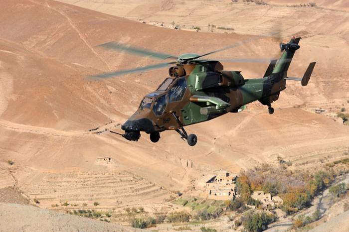 Trực thăng tấn công Eurocopter Tiger được chế tạo bằng loại vật liệu đặc biệt, trong đó có 80% là sợi các-bon được gia cố bằng polymer và kevlar (kevlar là vật liệu làm áo chống đạn), còn lại 11% là nhôm và 6% là titan.