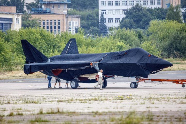 Trong đoạn trailer quảng cáo về tiêm kích Su-57, được Sukhoi đăng tải lên internet cách đây ít lâu, đã có sự xuất hiện của nhiều khách hàng tiềm năng, trong đó có Ấn Độ và Việt Nam.