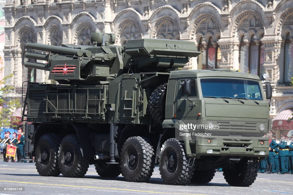 Trong quá khứ, Quân đội Iraq đã đặt hàng từ 42 cho tới tối đa 50 tổ hợp phòng thủ Pantsir của Nga, tuy nhiên hợp đồng này sau đó đã bị hủy bỏ do nguy cơ tham nhũng từ phía chính quyền Iraq.