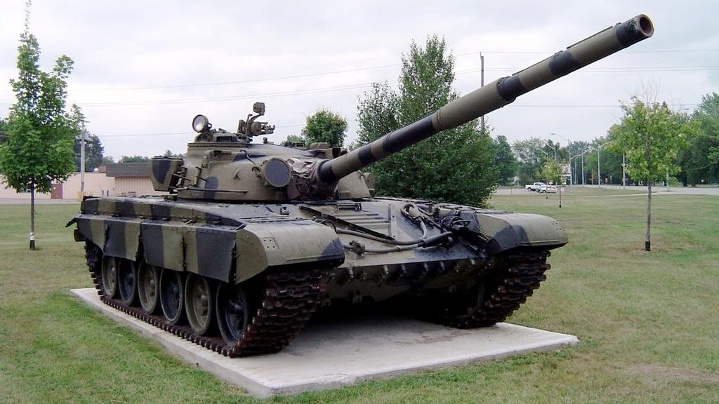 Giáp phức hợp gồm nhiều lớp thép và sợi thủy tinh giúp mặt trước T-72 sở hữu khả năng phòng vệ tương đương giáp thép cán đồng nhất (RHA) dày 450 mm.