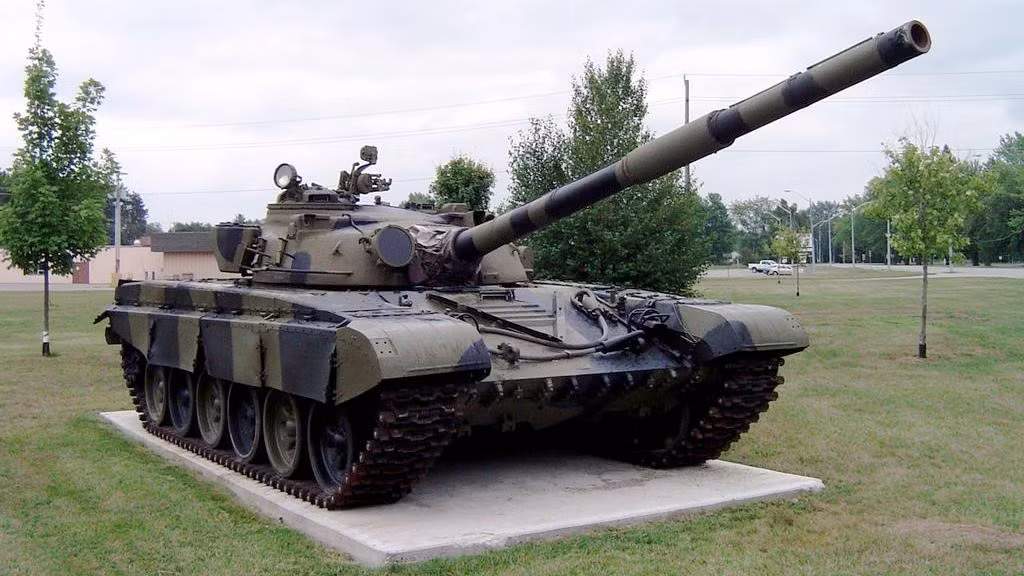 Giáp phức hợp gồm nhiều lớp thép và sợi thủy tinh giúp mặt trước T-72 sở hữu khả năng phòng vệ tương đương giáp thép cán đồng nhất (RHA) dày 450 mm.