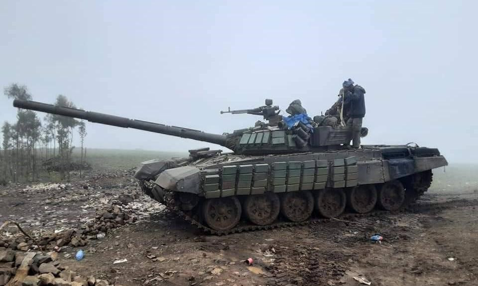 Hệ thống nạp đạn tự động giúp thu nhỏ kích cỡ tháp pháo, dù pháo 2A46M và đạn cỡ 125 mm trên T-72 có kích thước lớn hơn các xe tăng trước đó, đồng thời giảm quy mô tổ lái xuống chỉ còn ba người.