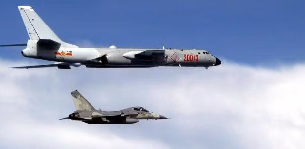 Cuộc tập trận trên được tổ chức ít ngày sau khi quân đội Trung Quốc triển khai 29 máy bay quân sự áp sát nhận dạng phòng không của Đài Loan.