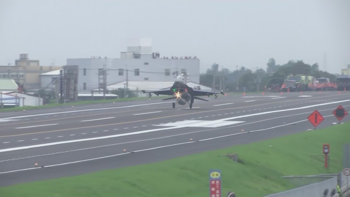 Đại tá Lee Ching-shi cho biết, các máy bay của họ thường xuyên được trang bị súng ống, tên lửa Sidewinders và Sky Sword khi phản ứng với các máy bay lạ có dấu hiệu xâm phạm không phận.