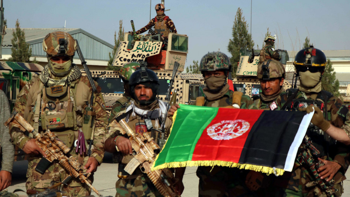 Ngoài ra, Tajikistan cũng tiến hành thu dung, đưa các cựu binh của của quân đội Afghanistan cũ trước đây, quay lại gia nhập vào lực lượng quân kháng chiến, nhằm tăng cường lực lượng chống trả lại Taliban.