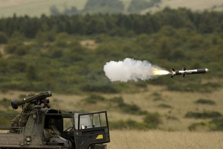 Điểm độc đáo của tên lửa Javelin đó là nó được trang bị đầu dò hồng ngoại và camera quang điện tử, cho phép thực hiện chế độ "phóng và quên", quả đạn sẽ tự tìm mục tiêu sau khi rời ống phóng.