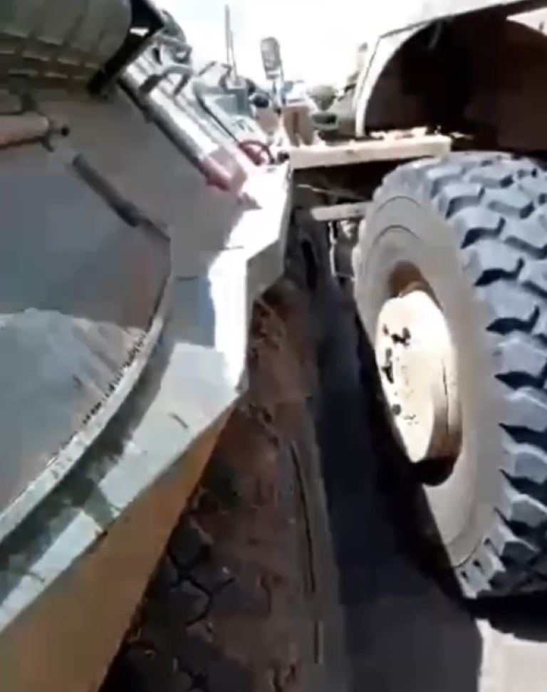 Những hình ảnh được đăng tải cho thấy vụ tai nạn không quá nghiêm trọng, hai phương tiện trực tiếp trong vụ tai nạn không bị thiệt hại quá nặng nề.