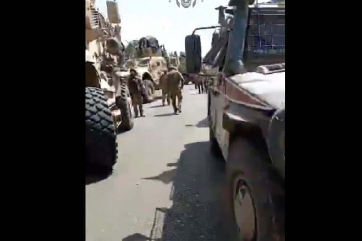 Một đoạn video vừa được truyền thông Nga đăng tải cho thấy, hai hàng dài phương tiện quân sự đã bị kẹt cứng, sau một vụ tai nạn giữa xe thiết giáp BTR-82A của Nga và xe tải quân sự bọc thép của Mỹ.