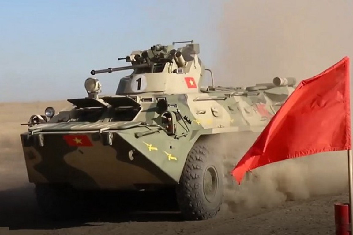 Vũ khí chính của BTR-82A là một khẩu pháo 30mm tự động. Khẩu pháo này có khả năng tương thích với nhiều loại đạn, bao gồm đạn vạch đường, đạn nổ mảnh hay thậm chí là đạn xuyên giáp.