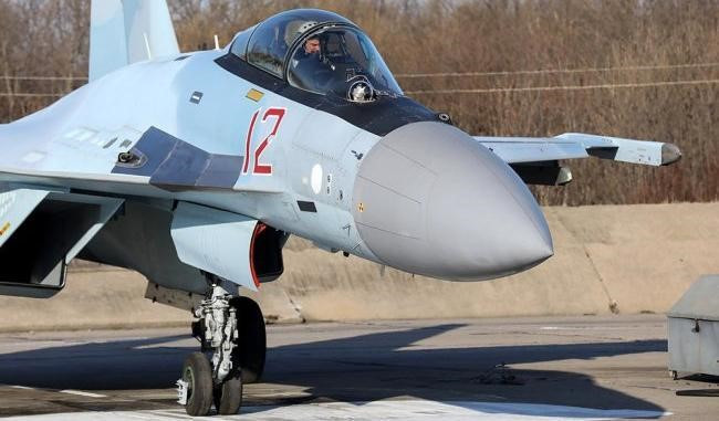 Su-35S được trang bị radar mảng pha thụ động IRBIS-E (PESA), cự ly phát hiện máy bay thông thường lên tới 350km, tàu chiến cỡ lớn là 400km.