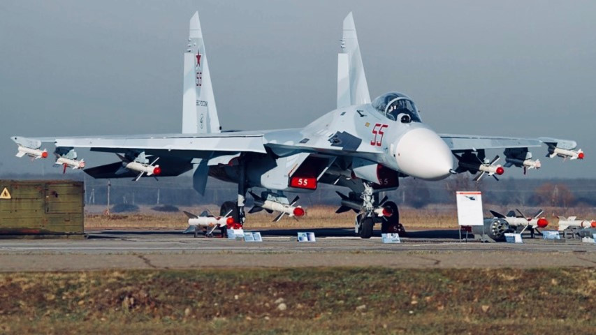 Để đối không, Su-35S được trang bị những loại tên lửa AA-12 Adder (R-77), AA-11 Archer (R-73), AA-10 Alamo (R-27) và tên lửa tầm bắn siêu xa P-37M (R-37M).