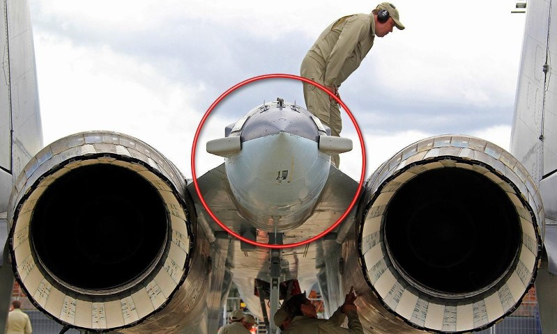 Hai màn hình LCD kích thước lớn để hiện thị thông số máy bay và mục tiêu được trang bị trong buồng lái.