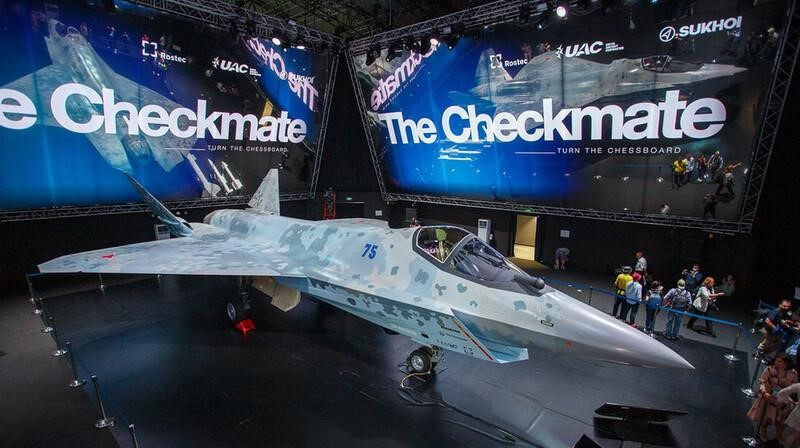 Trong khi đó, Su-75 là dòng chiến đấu cơ tàng hình hạng nhẹ 1 động cơ mới vừa được giới thiệu ở dạng dự án và mô hình. Nga cho biết cần khoảng 3 năm nữa để mẫu thử nghiệm đầu tiên bay thử và cần 2 năm nữa để đi vào sản xuất loạt dự kiến vào năm 2026.