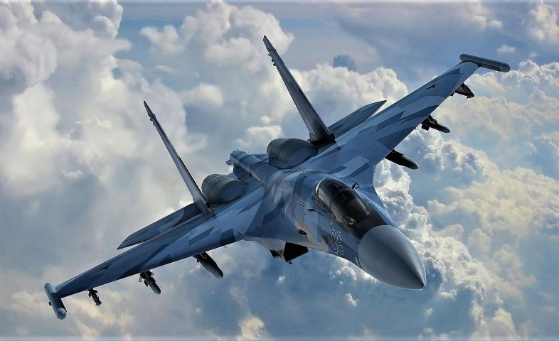 Theo nhiều chuyên gia phân tích quân sự Su-35S là dòng chiến đấu cơ thế hệ thứ 4.5 có các tính năng kỹ chiến thuật gần như đạt ngưỡng của chiến đấu cơ thế hệ thứ 5 (ngoại trừ khả năng tàng hình).
