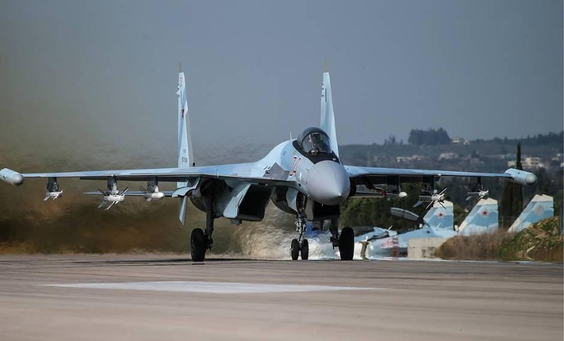 Với hai động cơ cực khỏe này giúp máy bay Su-35S đạt tốc độ tối đa 2.390km/h, tầm bay lên tới 3.900km.