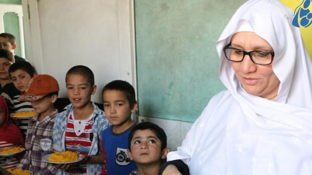 Được biết Mahboba's Promise là tổ chức nuôi dưỡng, giáo dục và hỗ trợ hàng nghìn góa phụ và trẻ mồ côi người Afghanistan.