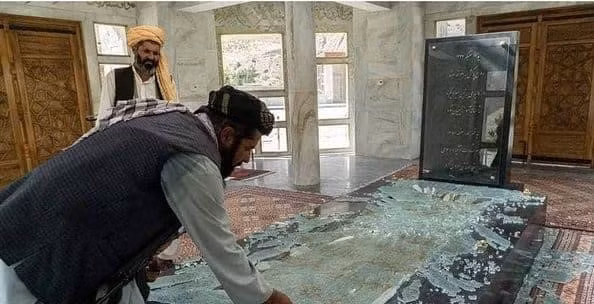 Ban đầu phía Taliban phủ nhận hành động đập phá mộ Ahmad Shah Massoud và cho đó là hình ảnh giả mạo. Tuy nhiên sau đó họ lại thừa nhận nhưng thêm rằng đang có ý định đưa bia mộ đến Kabul để "trùng tu".