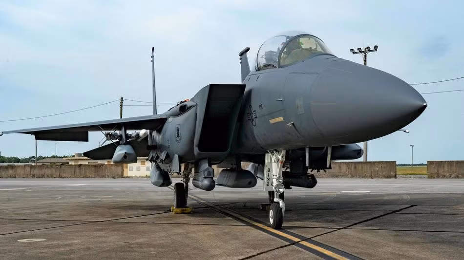 Việc treo vũ khí bên ngoài máy bay, sẽ giúp chiến đấu cơ F-15EX không bị giới hạn bởi không gian chật chội của các kiểu khoang chứa này, giúp nó mang theo được nhiều vũ khí hơn, miễn là giá treo đủ sức "gánh" các loại tên lửa này.