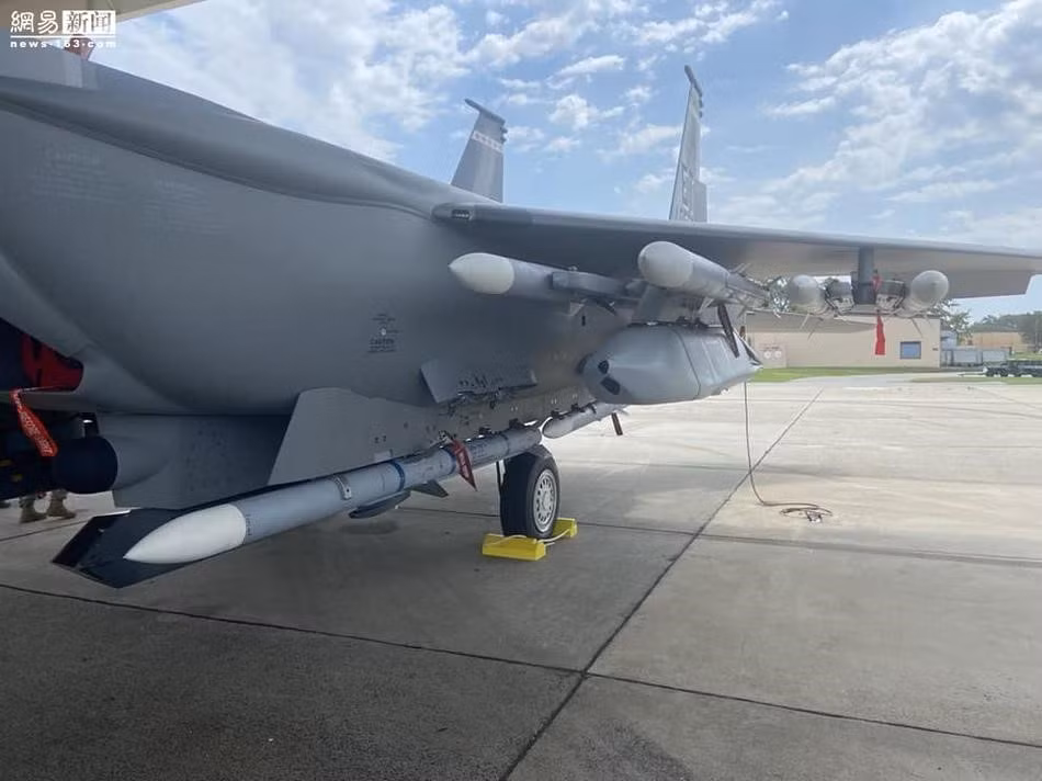 Cụ thể, chiến đấu cơ F-15EX mang theo được tối đa tới 15 tên lửa, trong đó có 12 tên lửa không đối không tầm xa ngoài tầm nhìn AIM-120, cùng với 3 tên lửa đối không đối đất JASSM.