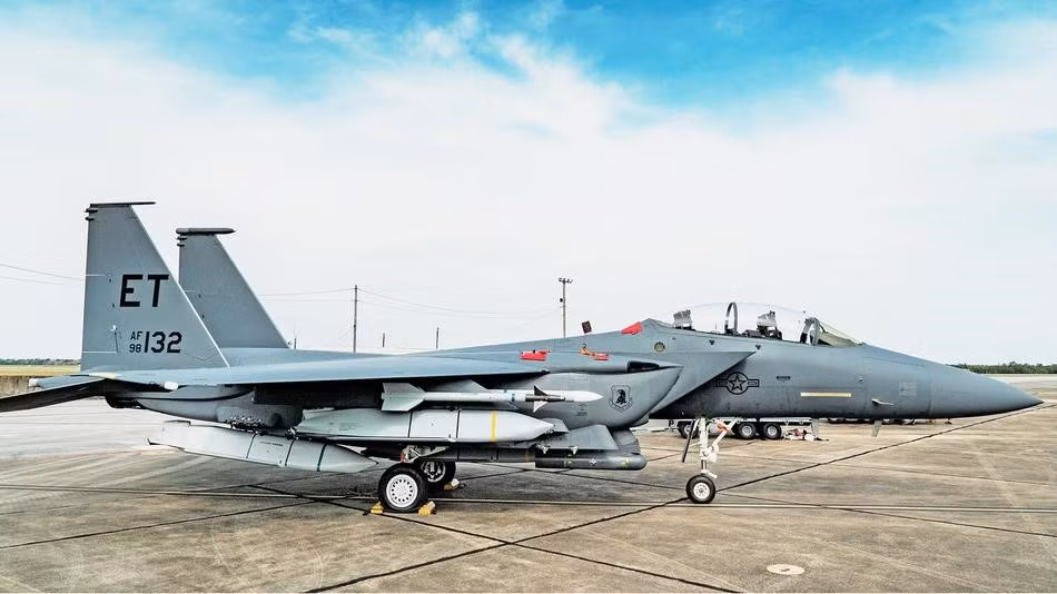 Đơn giản là do, tiêm kích F-15EX chỉ được xếp vào hàng chiến đấu cơ thế hệ 4++, nó không đề cao khả năng tàng hình, do vậy có thể "vác" theo vũ khí ở mọi giá treo dưới bụng và cánh, thay vì để trong khoang chứa.