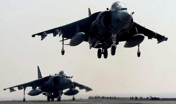 Tuy nhiên, lợi thế này lại khiến AV-8B Harrier II không thể đạt được tốc độ siêu âm khi không chiến. Do đó nó không thể hoạt động như một mẫu tiêm kích đánh chặn, mà đáp ứng vai trò máy bay cường kích tấn công mặt đất dù có thể được trang bị các loại tên lửa không đối không tầm ngắn hoặc tầm xa.