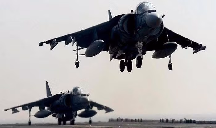Tuy nhiên, lợi thế này lại khiến AV-8B Harrier II không thể đạt được tốc độ siêu âm khi không chiến. Do đó nó không thể hoạt động như một mẫu tiêm kích đánh chặn, mà đáp ứng vai trò máy bay cường kích tấn công mặt đất dù có thể được trang bị các loại tên lửa không đối không tầm ngắn hoặc tầm xa.