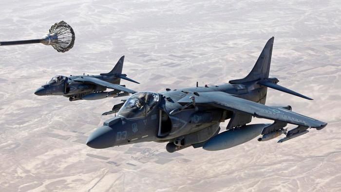 "Chúng tôi sẽ tiếp tục duy trì phi đội chiến đấu cơ thế hệ 4 cùng với thế hệ 5 trong thành phần chiến đấu trên những tàu tấn công đổ bộ cỡ lớn. Chính vì vậy, AV-8B sẽ được kéo dài thời gian hoạt động và là đồng đội của F-35B trong gần 10 năm tới", một vị lãnh đạo của Thủy quân lục chiến Mỹ cho biết.