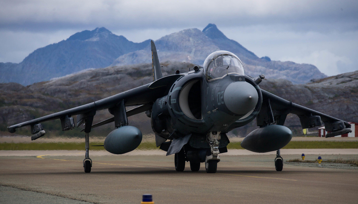 Trọng lượng cất cánh tối đa khi cất cánh với đường băng thông thường của loại máy bay này là 14 tấn tuy nhiên con số này cất cánh thẳng đứng chỉ hơn 9,4 tấn. Để duy trì thời gian tham chiến, các máy bay AV-8B Harrier II được thiết kế để có thể tiếp nhiên liệu trên không.