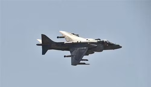 Tốc độ bay tối đa của AV-8B Harrier II khoảng 1.083 km/h với tầm hoạt động 2.200km không cần tiếp nhiên liệu.
