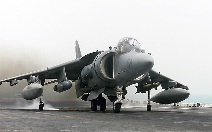 Tỉ lệ tai nạn của AV-8B cao gấp 3 lần so với tiêm kích hạm F/A-18C và đứng top đầu thế giới. Chính vì vậy, Mỹ đã lên kế hoạch thay thế toàn bộ những chiếc AV-8B Harrier bằng tiêm kích F-35B. Tuy nhiên dường như F-35B vẫn chưa sẵn sàng cho việc thực chiến cường độ cao do việc tồn tại nhiều vấn đề kỹ thuật chưa giải quyết dứt điểm.