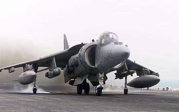 Tỉ lệ tai nạn của AV-8B cao gấp 3 lần so với tiêm kích hạm F/A-18C và đứng top đầu thế giới. Chính vì vậy, Mỹ đã lên kế hoạch thay thế toàn bộ những chiếc AV-8B Harrier bằng tiêm kích F-35B. Tuy nhiên dường như F-35B vẫn chưa sẵn sàng cho việc thực chiến cường độ cao do việc tồn tại nhiều vấn đề kỹ thuật chưa giải quyết dứt điểm.