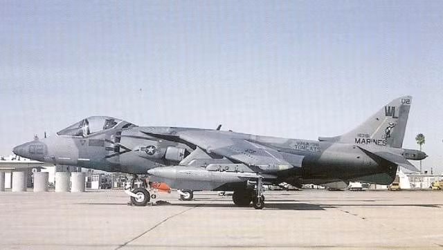 AV-8B Harrier II từng xếp hàng "độc nhất vô nhị" bởi tính năng hạ cánh thẳng đứng như trực thăng, và có thể cất cánh từ đường băng rất ngắn.