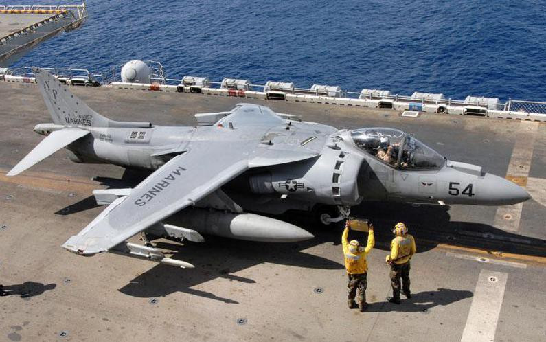 Những phiên bản của loại máy bay này được sử dụng ở vài quốc gia thành viên NATO, bao gồm Vương quốc Anh, Tây Ban Nha, Italy. AV-8B Harrier II trải qua nhiều lần thực chiến và từng được triển khai trên tàu tấn công đổ bộ USS Kearsarge thuộc lớp Essex.