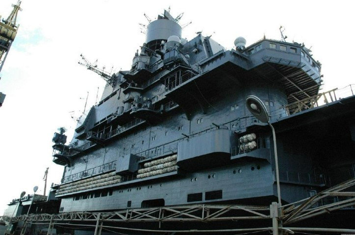 Ngoài ra, việc cố đại tu một tàu sân bay có thiết kế kiểu cũ, bất chấp quá trình đại tu có rất nhiều vấn đề, cũng cho thấy rằng những lời hứa hẹn về tàu sân bay thế hệ mới của Nga, nhiều khả năng sẽ rất xa vời.