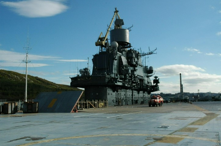 Khả năng mang máy bay của Kuznetsov cũng khiêm tốn hơn nhiều so với tàu sân bay Mỹ, khi nó chỉ mang theo được tối đa 24 máy bay chiến đấu cánh bằng và 6 trực thăng các loại. Nguồn ảnh: Sina.